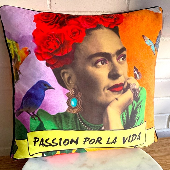 EUC FRIDA KAHLO Accent Decorative Zippered Pillow 🦋Includes Bonus Insert Pillow - Picture 1 of 15